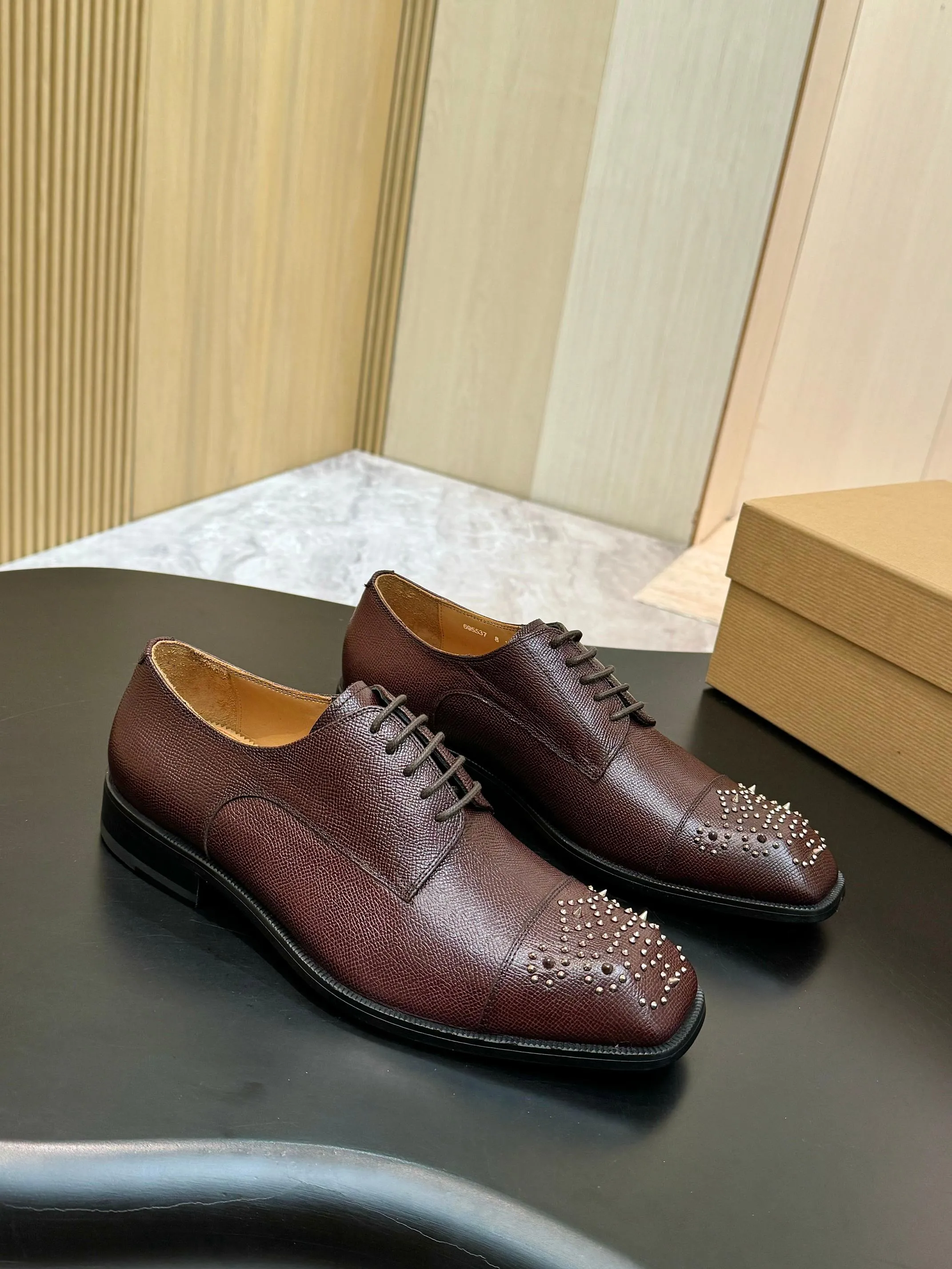 [CL red sole shoes] Top P: 1020💰 Size 39-44 (⚠️38.45.46.47 custom-made, non-returnable and non-exchangeable) 🆑High-end men's business formal leather shoes, original authentic top quality goods ••✅💯 Top original order purchasing agent! Original imported patterned cowhide ➕Imported cowhide lining ➕Cowhide feet ➕Original leather outsole~🉑️Feel free to compare the authentic ones!